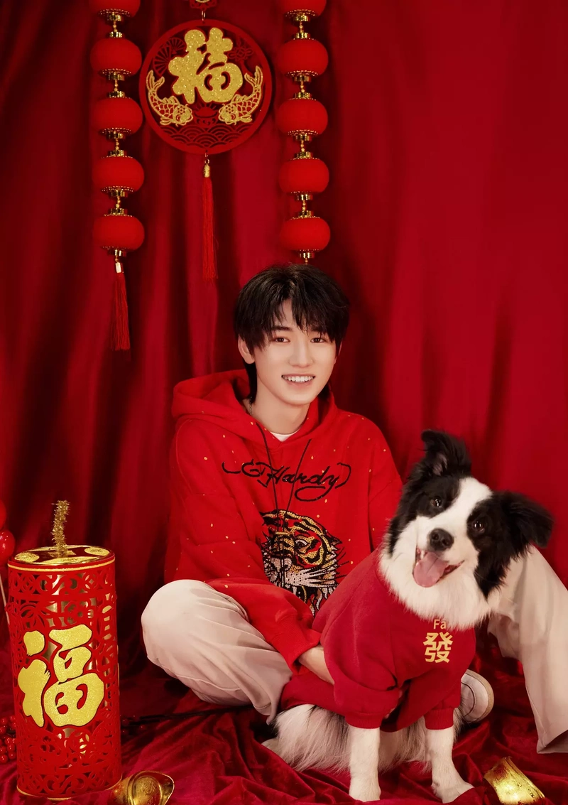 宋亚轩红衣图片:太好看了