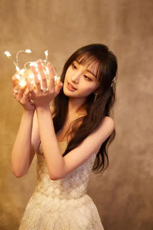 郑爽粉色抹胸纱裙好美,香肩锁骨美背秀个够,优雅柔美的仙女姿态