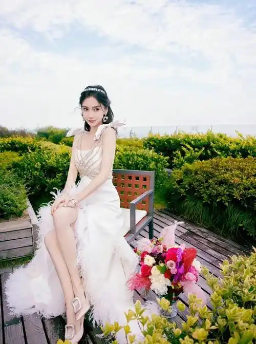 杨颖户外拍摄美照,身穿白色长裙,灵动的眼神,优雅的气质_身材_时尚