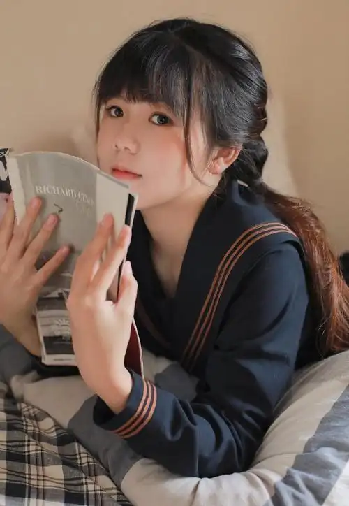 照片中美女蓝色制服,温婉可人十分养眼,喜欢的亲可以同款约拍哦~校花