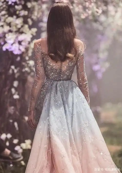 仙牌高定paolo sebastian秀场,礼服绝美背影,仙女降临迷雾花园