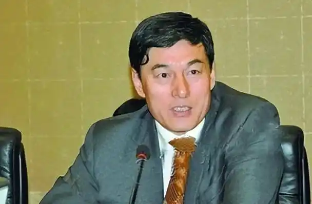 毛阿敏近照:素颜憔悴,与百亿隐形富老公恩爱多年,女儿美炸了