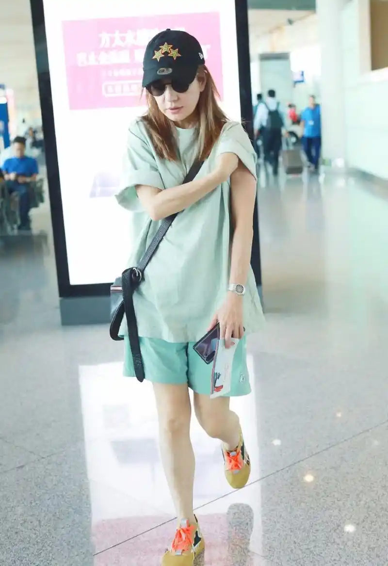 赵薇上年纪了不在乎穿衣t恤大裤衩都敢走机场勇气可嘉
