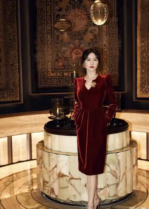 车晓离开渣男后又美回来了,穿小红裙配波波头美出圈,惊艳了秀场_大