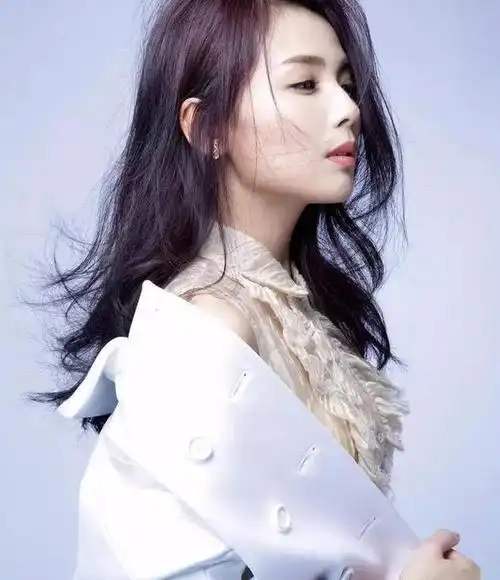 41岁刘涛美得高调一袭香芋紫长裙优雅淑女配上长发美翻了