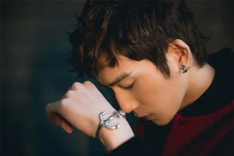 井柏然秋日时尚街拍曝光,全新短发造型清爽利落