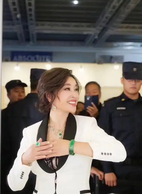 跟刘晓庆学收藏翡翠