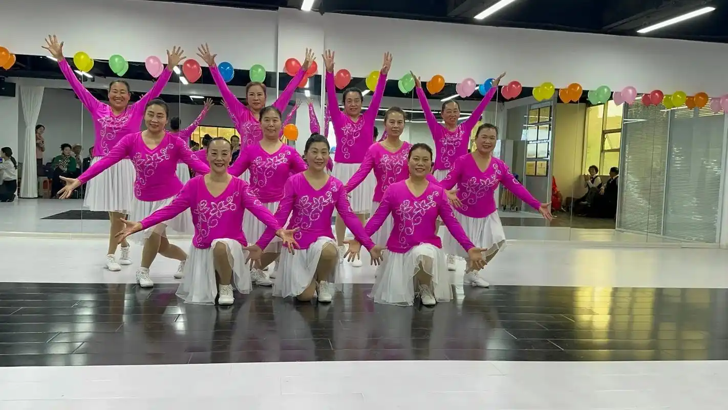 七西社区艺术团2支舞蹈的最后造型加油