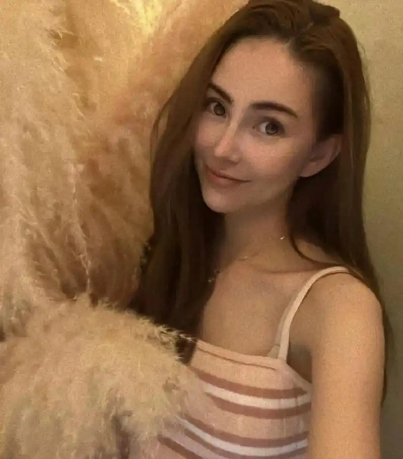 昆凌自拍总喜欢把滤镜开那么大,五官都不清晰了,鼻子那么立体让人好