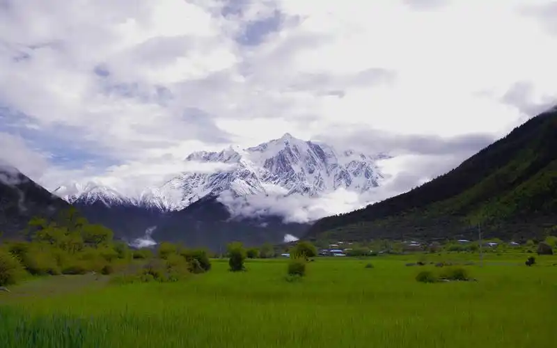 西藏雅鲁藏布大峡谷唯美风景桌面壁纸一