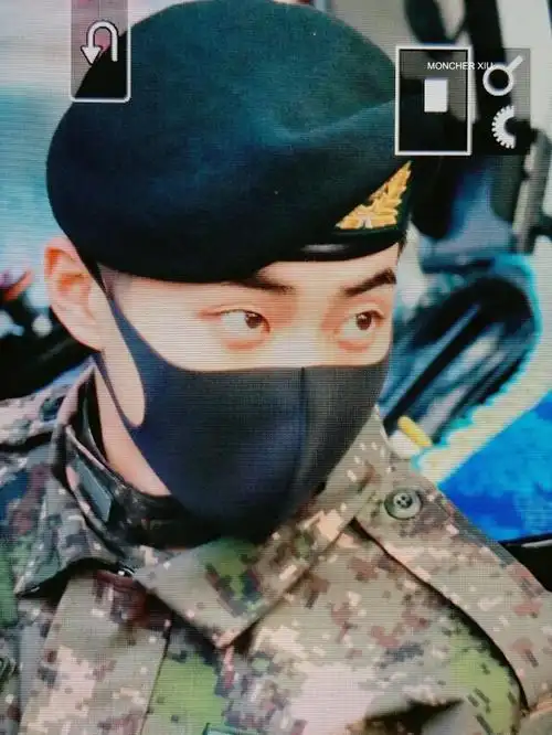 exo分享191214金珉锡今日音乐剧上班照来袭一身军装展示飒爽英姿