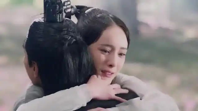 白浅眼前出现夜华的幻影,激动地抱住了夜华诉说