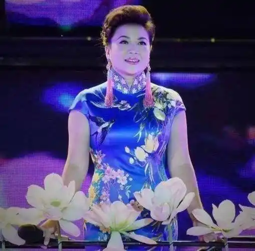 原创春晚钉子户张也曾陪父亲抗癌退隐5年如今54岁穿旗袍依旧美丽