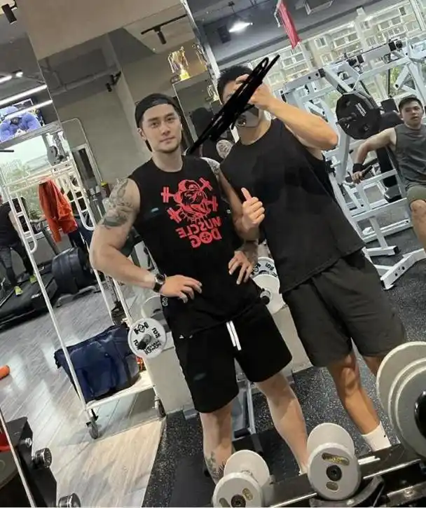 蒋劲夫现身手机店热到浑身是汗满脸胡茬不修边幅显寒酸