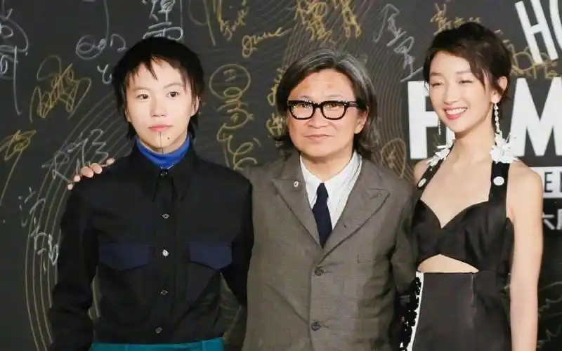 周冬雨窦靖童同台亮相 两人相视一笑超有爱_哔哩哔哩 (゜-゜)つロ