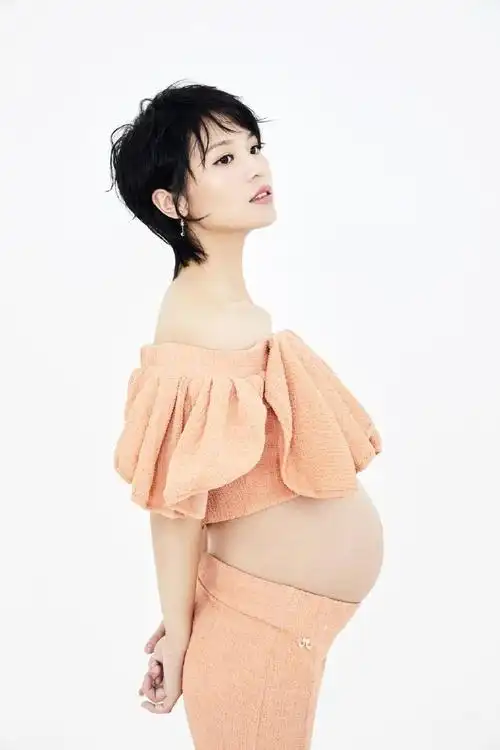 【黄英二胎大肚孕照曝光】近日,在黄英爆出怀有二胎的喜讯后,再次曝光