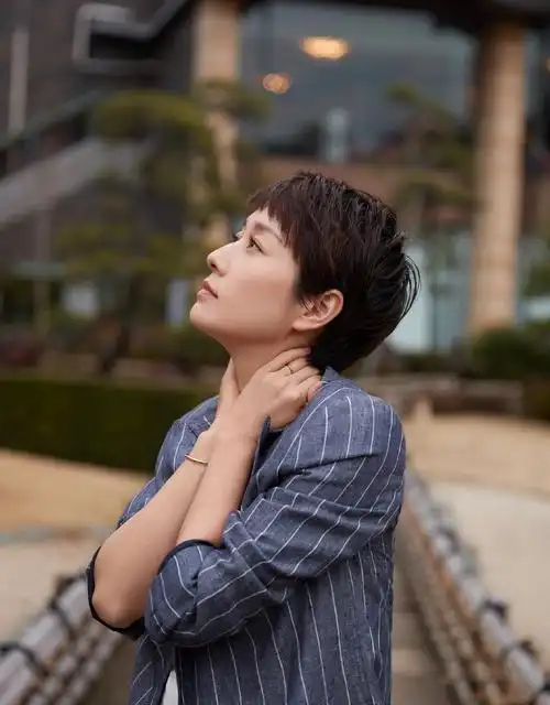 马伊琍衣品提高了,短发搭配一身西服套装减龄效果满分,太惊艳了_发型