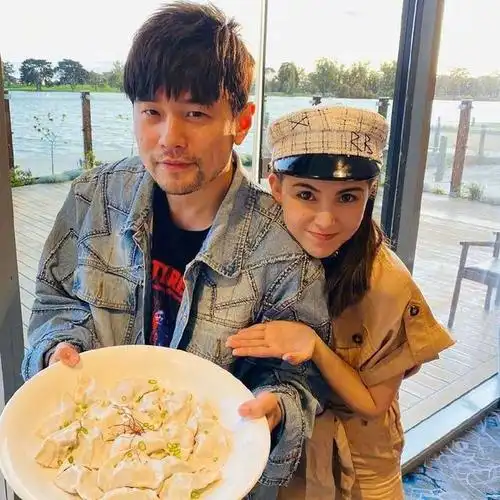 周杰伦昆凌春节晒亲密合照,昆凌上身水蓝色长裙,私服品味太好