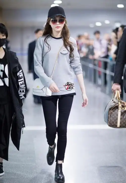 唐嫣夏季机场街拍