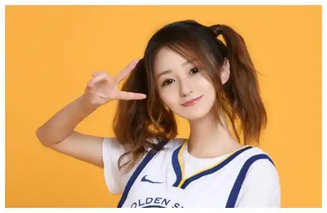 nba当红女主播小七,神仙颜值十分讨喜,私下是库里的球迷_解说_勇士