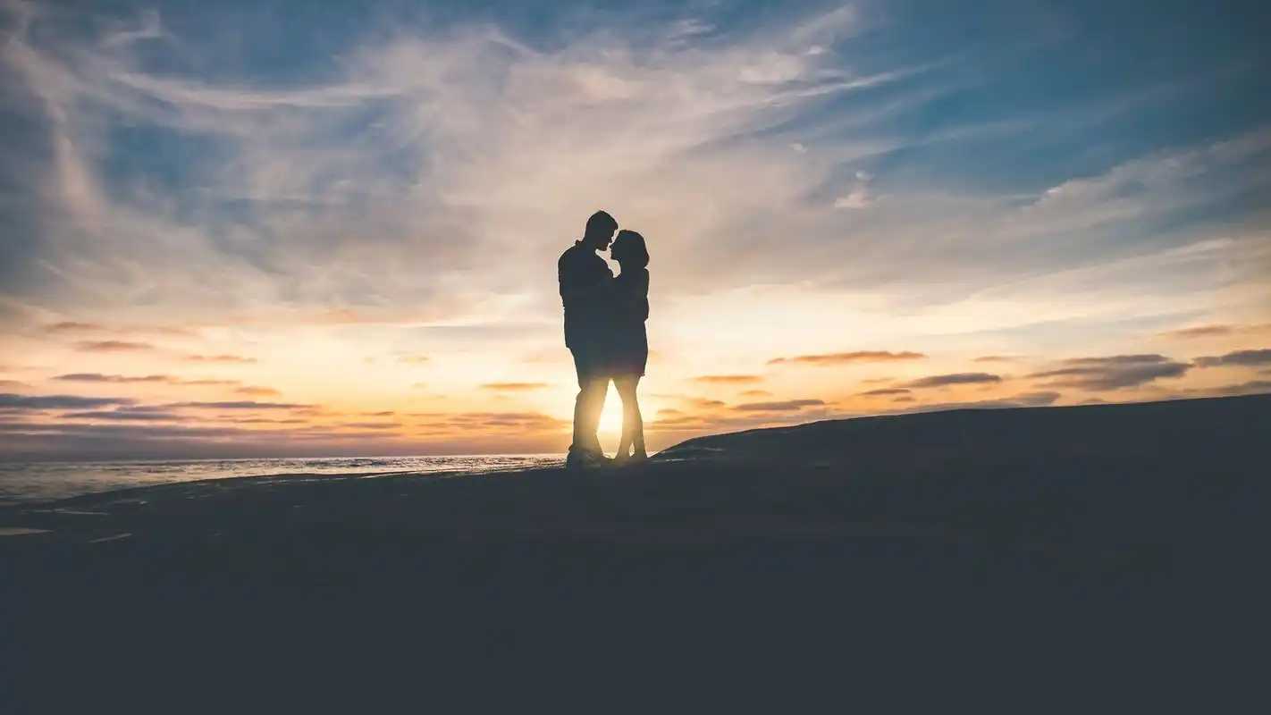 夕阳下的情侣拥抱亲吻