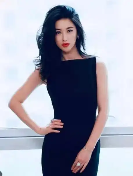 朱珠结婚13天后晒孕照!穿修身裙肚大如萝,老公穿搭太像男名媛