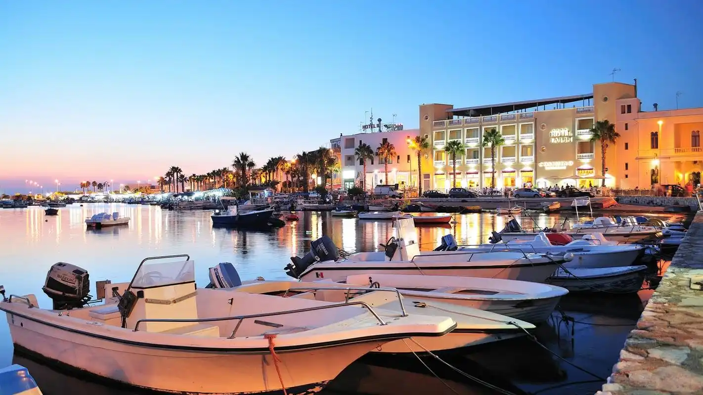 游艇城市风景图片高清桌面壁纸