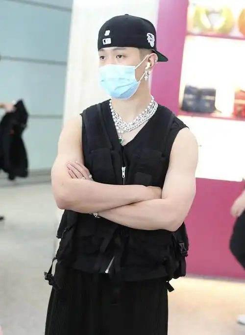 组图马伯骞戴银链子时髦吸睛反戴棒球帽穿马甲露健硕身材