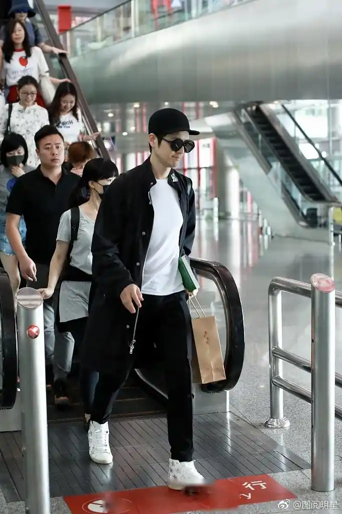 7月14日,北京,钟汉良抵达北京首都机场,男神钟汉良身穿白t恤搭配黑色