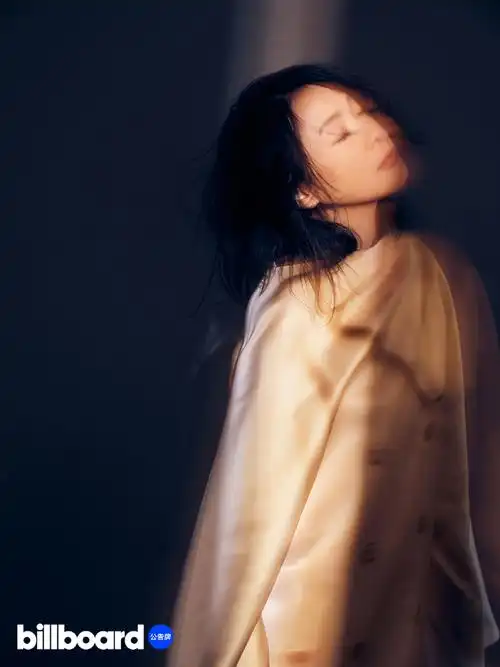 刘若英秋日奶茶色系大片##刘若英预告巡演明年继续