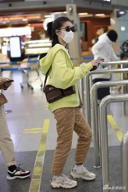 2020年11月6日,北京,张雪迎现身机场.