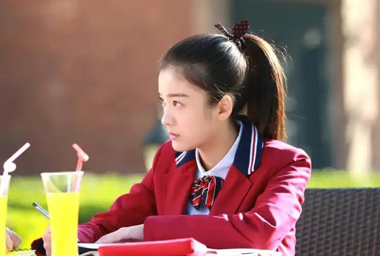 张雪迎晒新裙子, 现在怎么喜欢上成熟的衣服了?