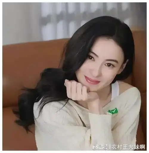 张柏芝2胎面相大变!越来越像他,网友吵翻天:对谢霆锋太不公平