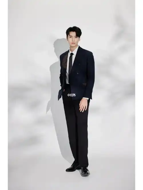 龚俊西装皮鞋黑袜