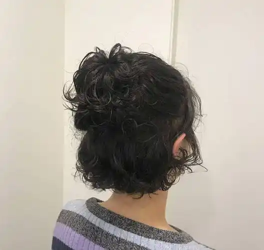 短发水波纹发型