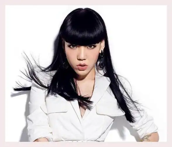 事实证明,一线歌手中"销声匿迹"的吴莫愁,早已走上一条不归路