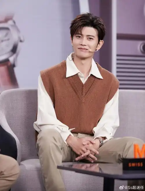 任嘉伦超话68    正如歌词一样  你笑起来真好看,  像春天的花一样