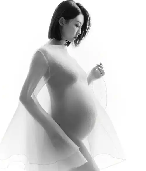 在社交平台晒出苗苗的孕肚照为爱妻庆生,并甜蜜配文:"生日快乐,老婆!