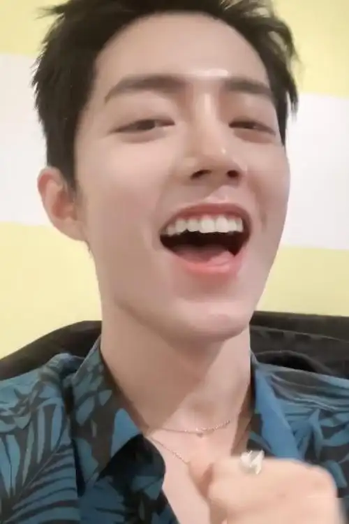 到了歌曲高潮,肖战张嘴跟唱,大嘴特效立刻将肖战的嘴变成了一口"深渊