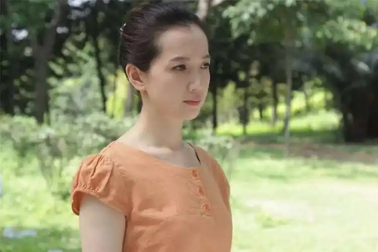 电视剧频道正在热播的《家庭秘密》中,巩小榕饰演的李玉雯是一个不