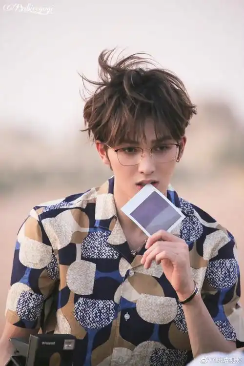 好像城堡里魔法小王子～可盐可甜的人间仙子朱正廷,戴上眼镜之后更鲨