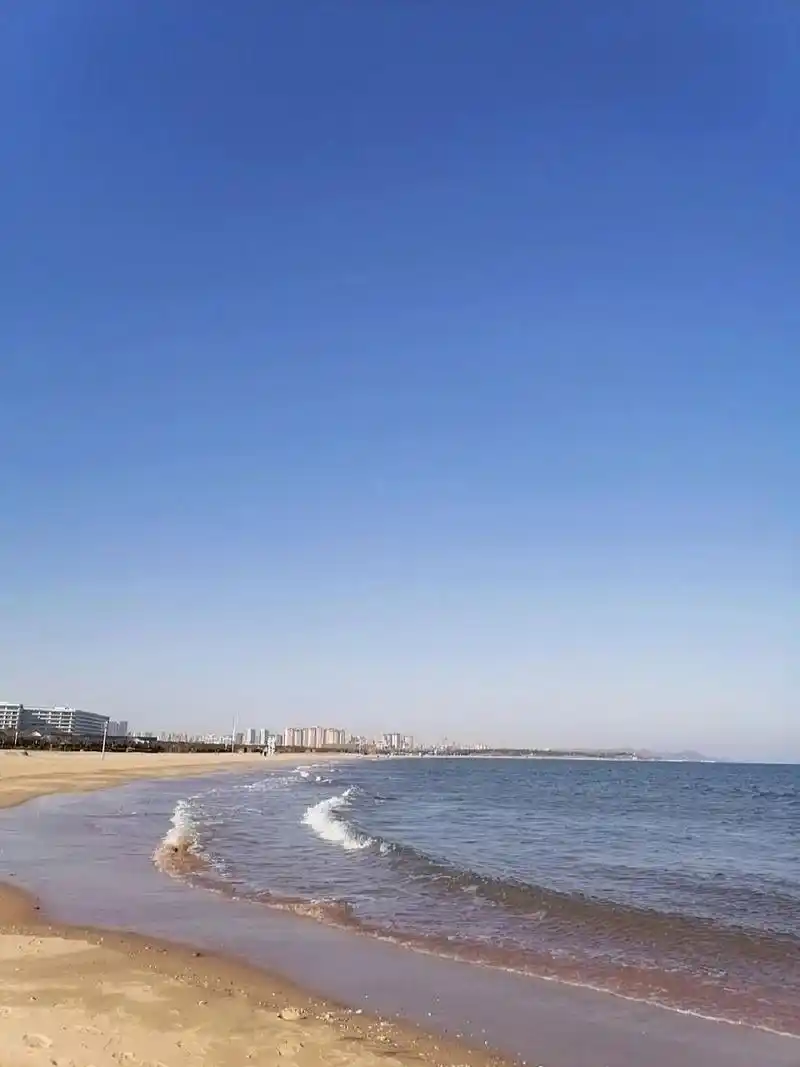 山东青岛的银沙滩景区位于青岛市黄岛区凤凰岛西南侧,金沙滩西南,是