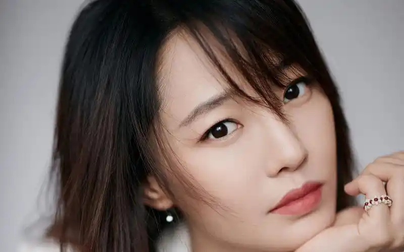 白百何西装短发干练高清桌面壁纸