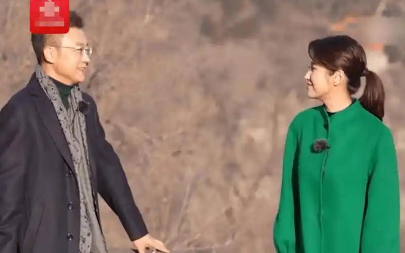 央视主持人刚强与妻子同框齐登长城笑开花深情对视场面甜蜜