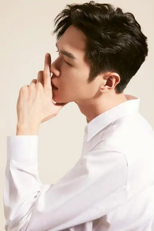 #张若昀生日白衬衫写真##张若昀生日评论区#