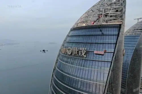 大疆无人机协助警方救下轻生男子,演绎10小时"摩天营救"