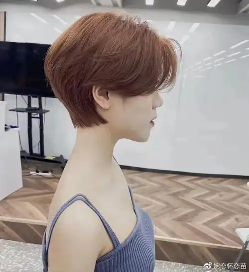 带个弯的短发今夏超流行