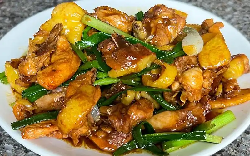 姜葱生炒鸡,鸡肉鲜香嫩滑,做法简单,味道不比饭店的差