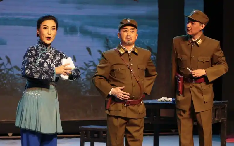 现代经典京剧《沙家浜》"智斗"选段——适才听得司令讲