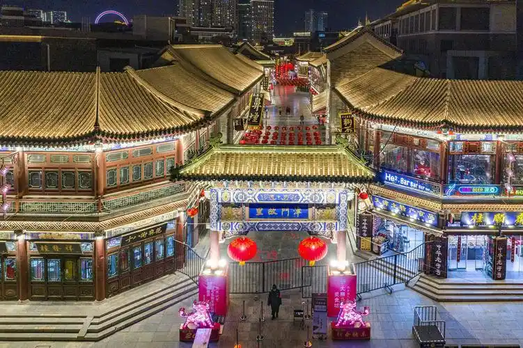 2021年2月7日,春节将至,天津古文化街亮灯,点亮城市夜景.